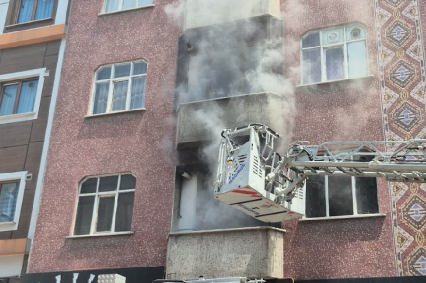 Şarjda unutulan telefon evde yangına neden oldu