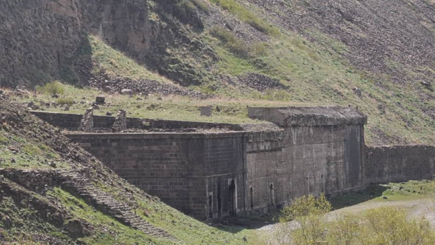 Tarihe terk edilen miras: Kars’taki tabyalar hayvan barınağına dönüştü