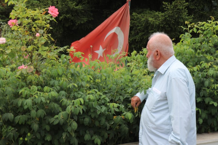 Sahabe oğlunun mezarını buldu, kitaplarını satarak türbeye dönüştürdü