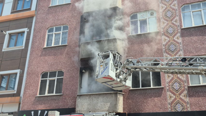 Şarjda unutulan telefon evde yangına neden oldu