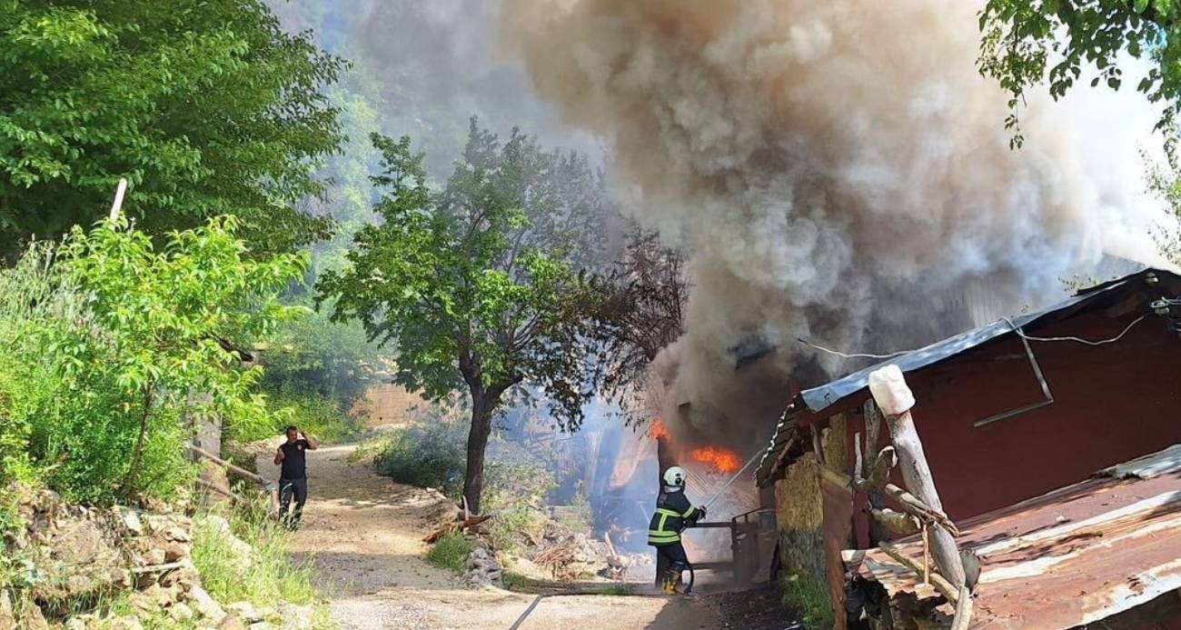 Kocaeli’de korkutan yangın: Balkonda mahsur kalan anne ve bebeği itfaiye kurtardı