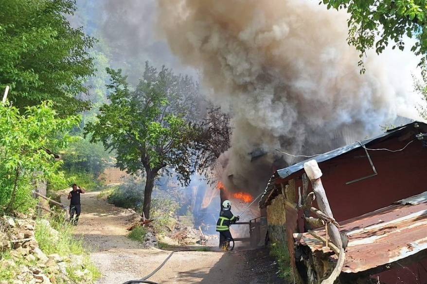 Kozan’da evdeki yangın ormana sıçradı, ekipler müdahale ediyor