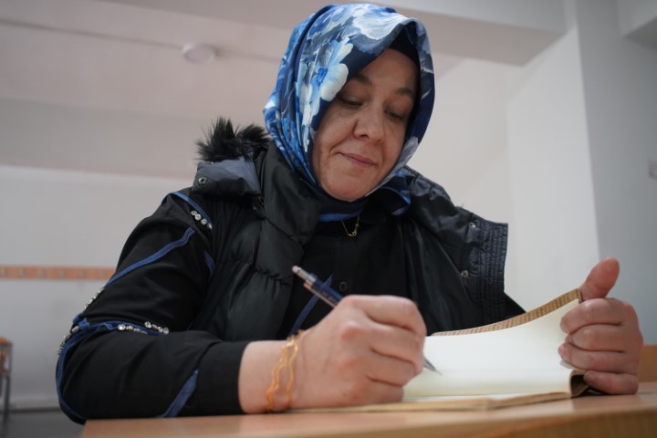 İki çocuk annesi, kızının