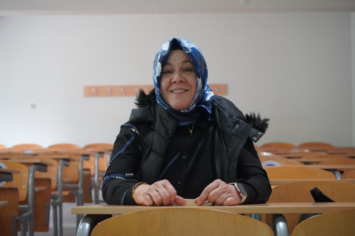 İki çocuk annesi, kızının