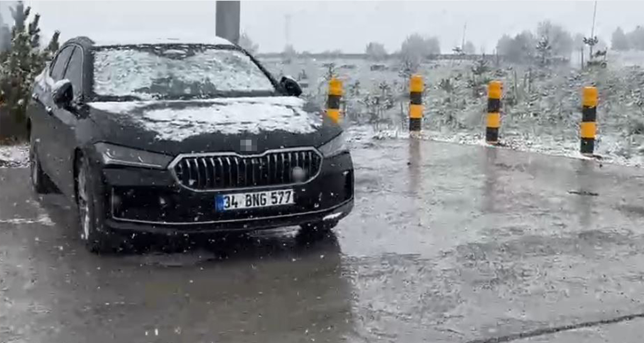 Ardahan'ın Posof ilçesinde yaylada hayvanlarını otlatan vatandaşlar, aniden bastıran karla şaşkınlık yaşadı. Haziran ayında etkili olan kar yağışı, yüksek rakımlı bölgeleri kısa sürede beyaza bürüdü.