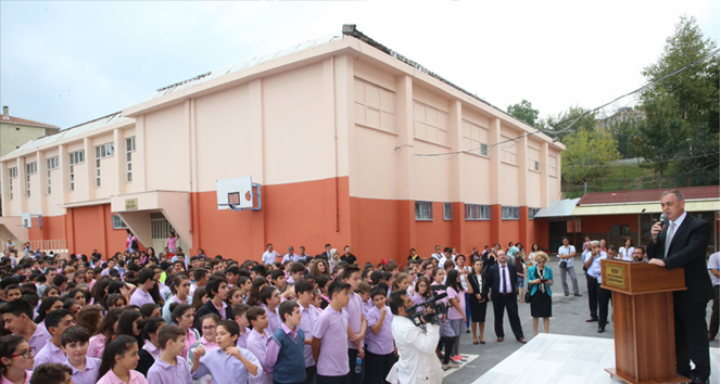 Eyüp'te eğitim, kırtasiye çekleriyle başladı