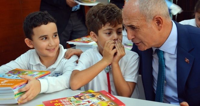 'Okulcu Hasan' eğitime katkısını sürdürüyor