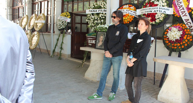 Erdal Beşikçioğlu annesini son yolculuğuna uğurladı