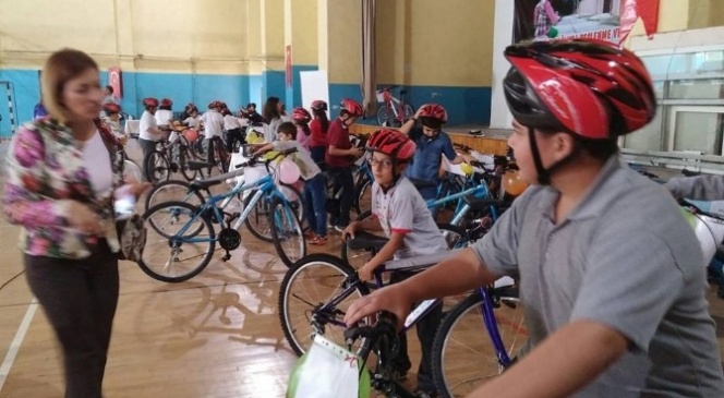 Sağlıklı Beslenme Ve Hareketli Yaşam Projesiyle Okullara 60 Bisiklet Dağıtıldı