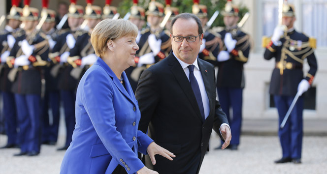 Merkel ve Poroshenko Ukrayna zirvesi için Paris’te