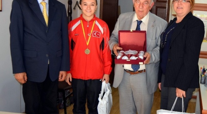 Gazeteciler Cemiyeti Şampiyon İlknur Gedik&#039;i Altınla Ödüllendirdi