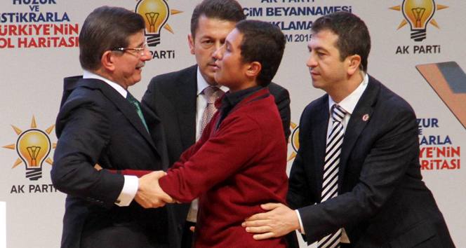 14 yaşındaki Emre Kaya Başbakan Davutoğlu&#039;na sarıldı