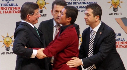 14 yaşındaki Emre Kaya Başbakan Davutoğluna sarıldı