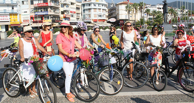 Marmaris’te süslü kadınlar bisikletle turladı