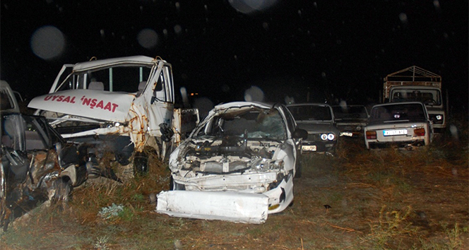 MHP&#039;lileri taşıyan araç TIR&#039;a çarptı: 4 yaralı