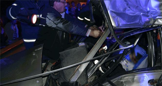 Otomobil TIR&#039;ın altına girdi: 2 ölü!