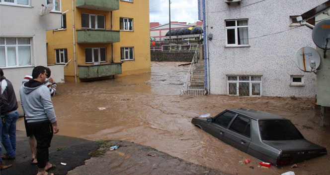 Zonguldak&#039;ı sel aldı, araçlar sürüklendi