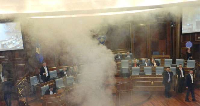 Kosova&#039;da vekiller Meclis&#039;e göz yaşartıcı gaz attı