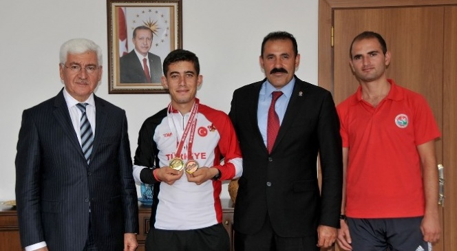 Vali Koca Başarılı Sporcuları Ödüllendirdi