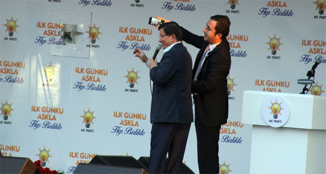 Davutoğlu&#039;ndan mitingde selfie sürprizi