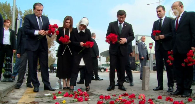 Başbakan Davutoğlu, 97 kişinin öldüğü yere karanfil bıraktı