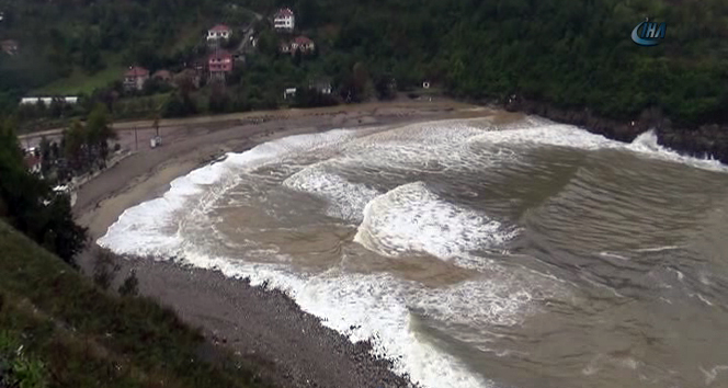Zonguldak’ta sağanak yağış hayatı olumsuz etkiledi!