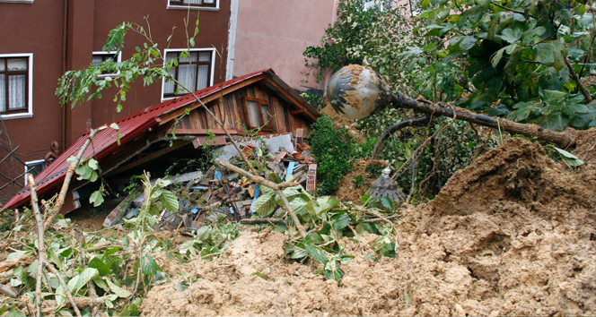 Karadeniz&#039;i heyelan vurdu, evler toprak altında kaldı!