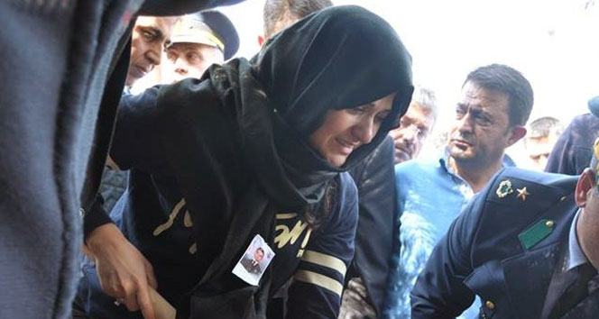 Şehidin hamile eşi hayat arkadaşının mezarına toprak attı