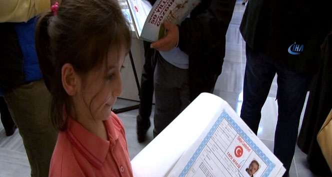 50 yıl sonra aldığı tapuyu 7 yaşındaki kızına hediye etti