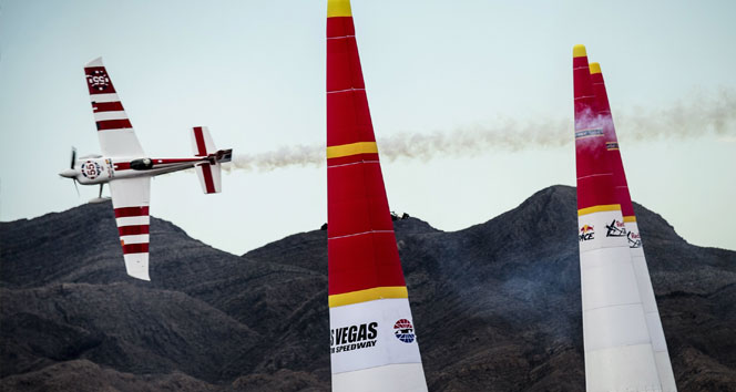 Red Bull Air Race&#039;de sezonun ilk yarışı sürprizle başladı