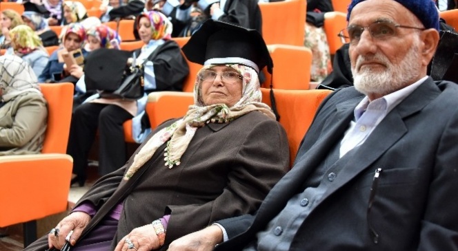 Bu Kez Anneler Kep Attı