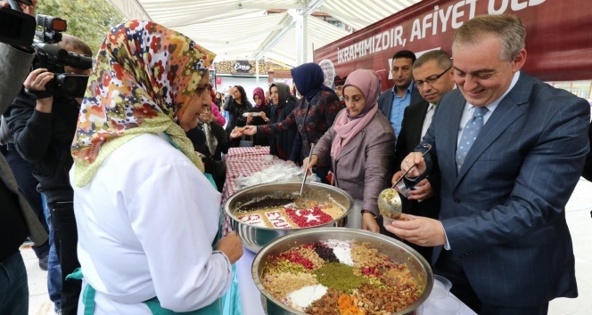 Eyüp Sultan’da 20 bin vatandaşa aşure