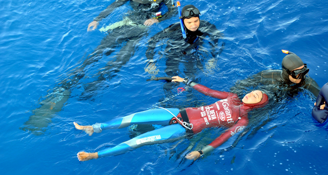 Dünya Rekortmeni Şahika 100 metre dalarken fenalaştı