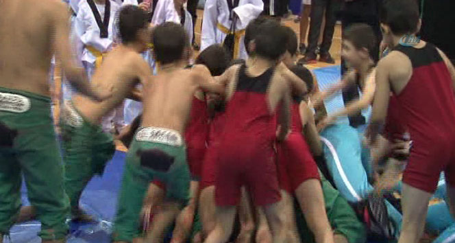 Minik güreşçiler Rıza Kayaalp'i devirdi