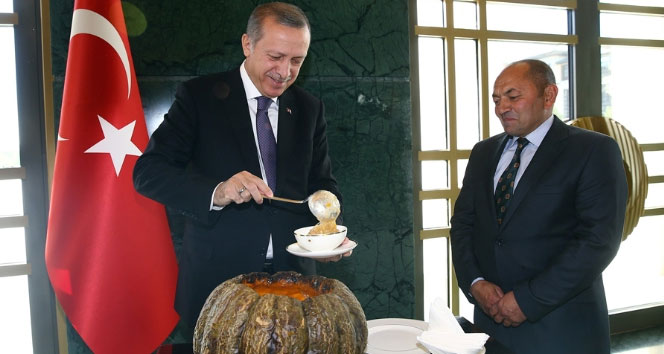 Cumhurbaşkanı Erdoğan kendi elleriyle ikram etti
