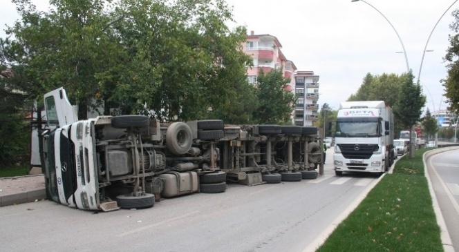 Çankırı'da Kontrolden Çıkan TIR Devrildi