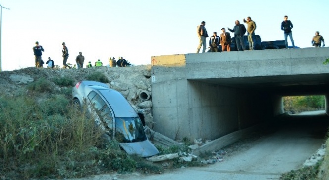 Burdur&#039;da Otomobil Köprüden Uçtu: 1 Yaralı