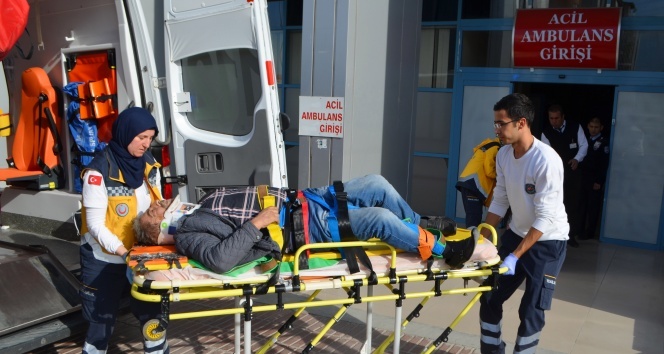 TIR'la otomobil çarpıştı: 2 yaralı