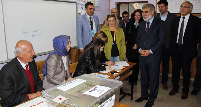 Eski Enerji Ve Tabii Kaynaklar Bakanı Yıldız oyunu kullandı