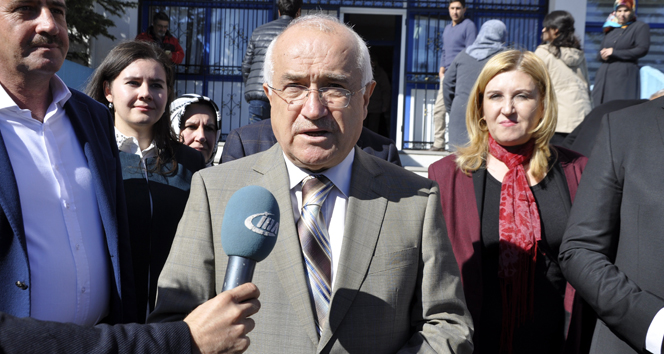 Eski TBMM Başkanı Cemil Çiçek oyunu kullandı