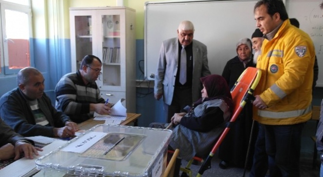 Yozgat&#039;ta Engelliler Evde Bakım Hizmetinden Yararlanarak Sandık Başına Gidip Oylarını Kullandı