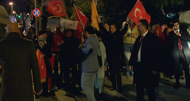 Erdoğan'ın evi önünde seçim sonucu coşkusu