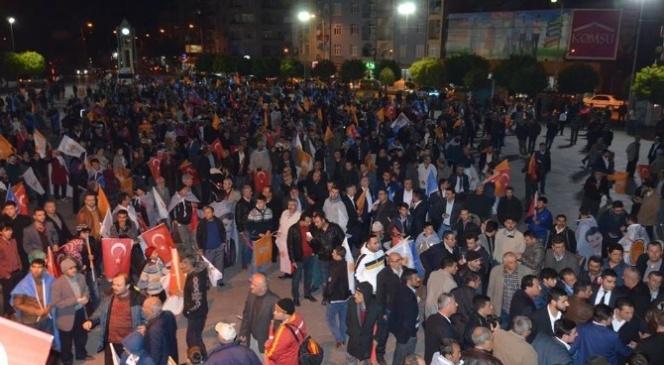 AK Parti'nin Tek Başına İktidarı Karaman'da Partilileri Sokağa Döktü