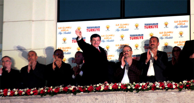 Davutoğlun&#039;dan balkonda zafer konuşması