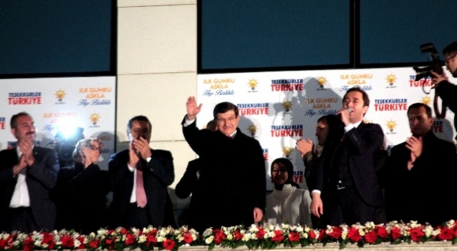 Başbakan Davutoğlu Balkon Konuşması Yapıyor