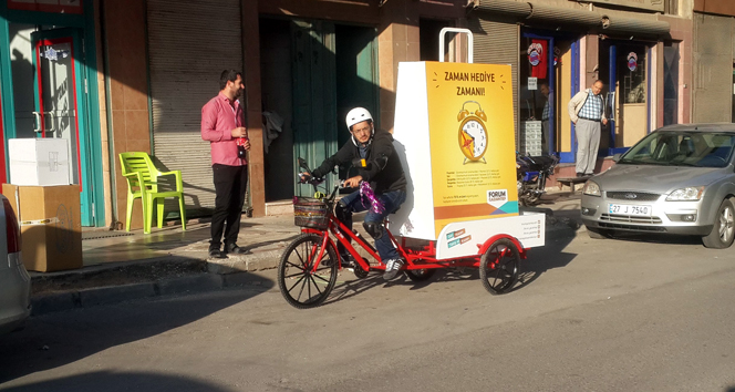 Dev çantalar şehri dolaşıyor