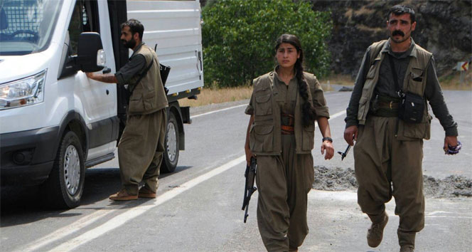 Sur'da 3 terörist silahlarıyla birlikte teslim oldu