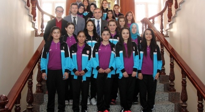 Yozgat Bayan Futbol Takımı Vali Yazıcı'yı Ziyaret Etti