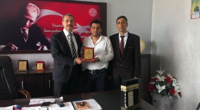 Eğitime Destek Veren İşadamına Teşekkür Plaketi Verildi