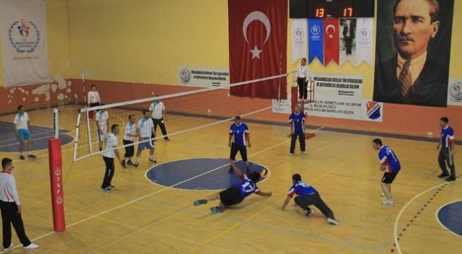 Karaman'da Öğretmenler Günü Voleybol Turnuvası Başladı
